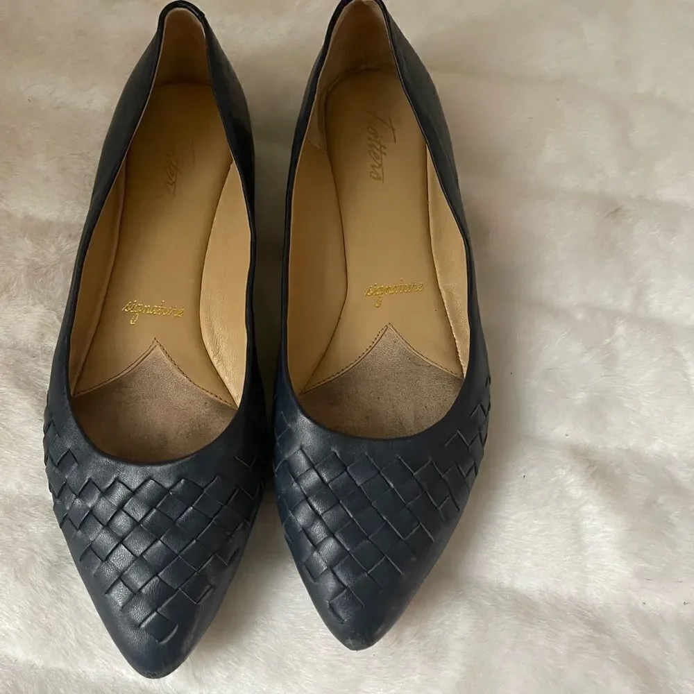 Trotters Signature leather navy blue woven slip on flats pointed toe size10.5